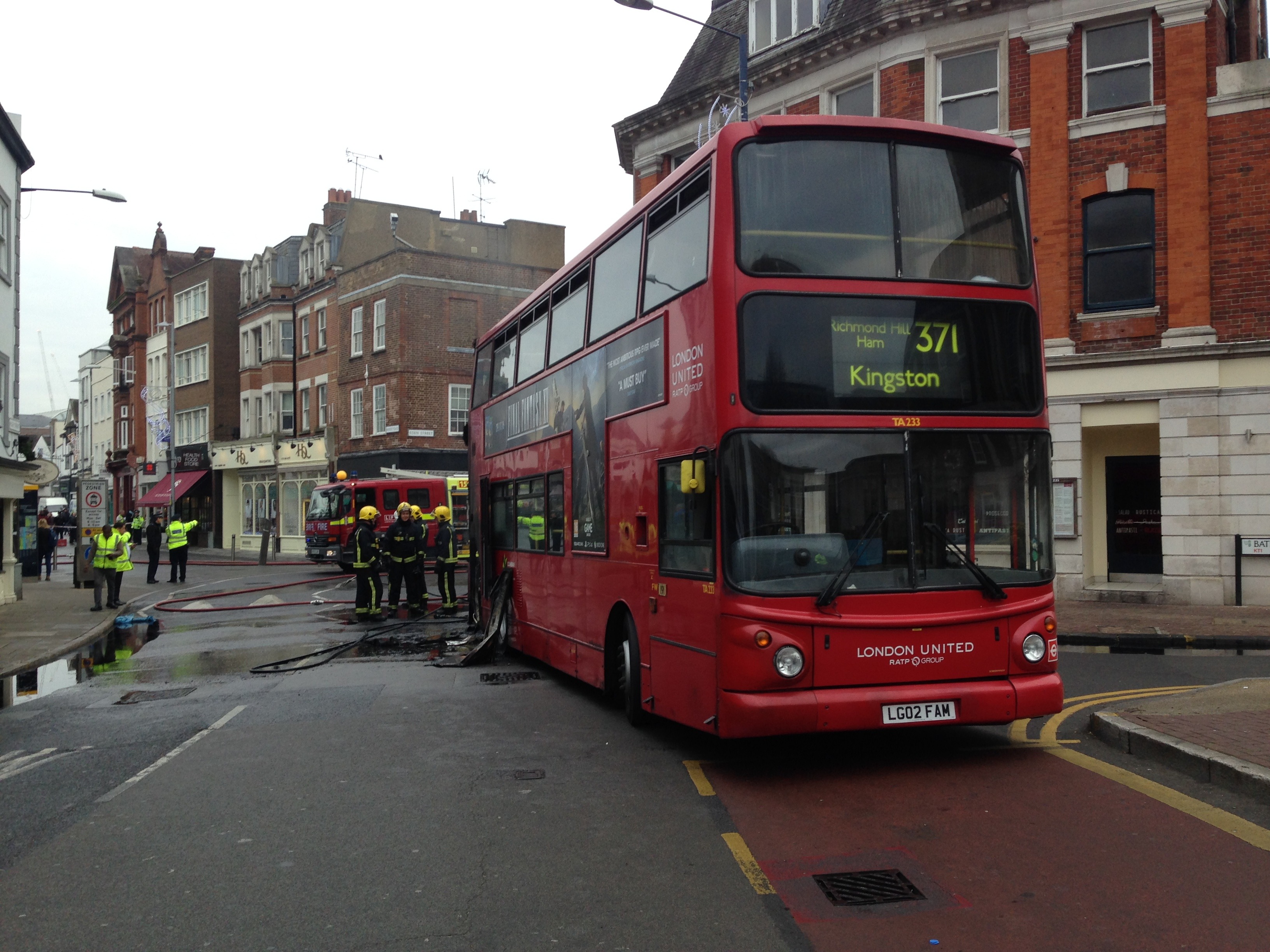 London bus catches on fire in the middle of Kingston High Street