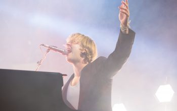 Tom Odell singing into a microphone