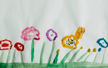 A child's painting of sprin flowers