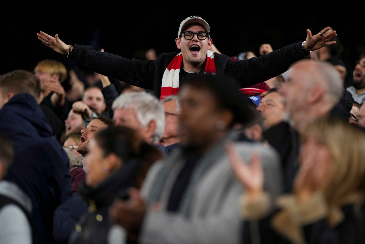 Arsenal fans confident of Premier League trophy’s return to London