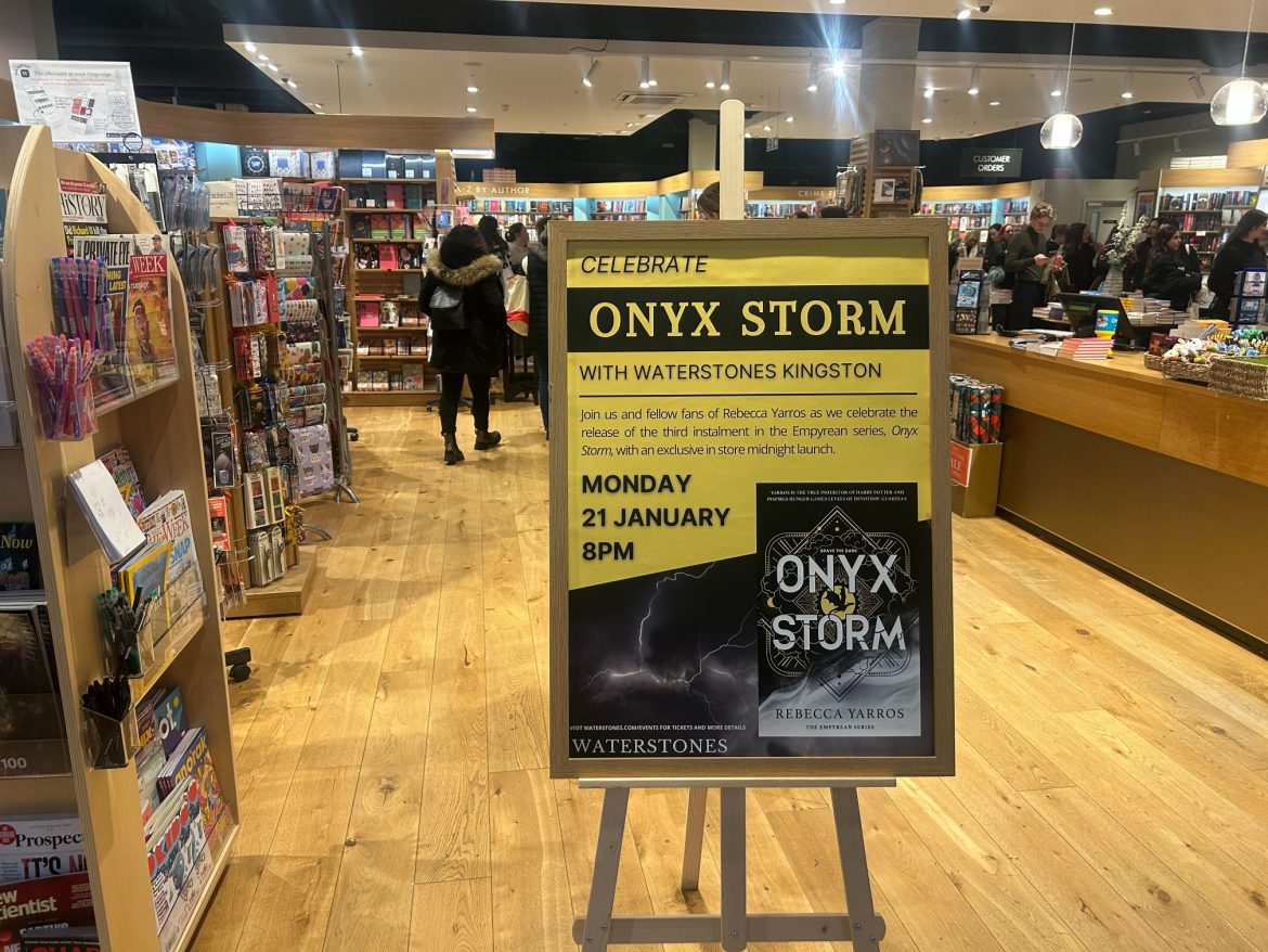 Kingston Waterstones celebrates release of Onyx Storm with midnight launch