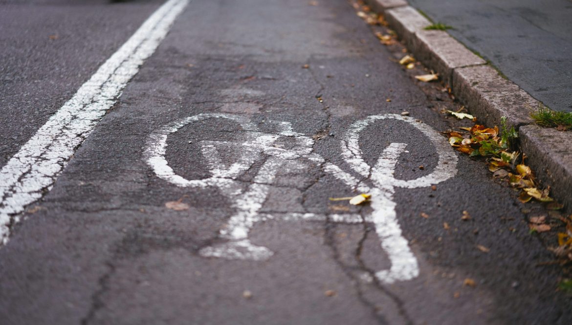 Cycling groups raise concerns over Kingston Road cycleway delays and illegal parking